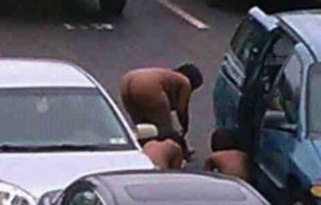 Prinsi complet goi in plina strada. Explicatia lor este naucitoare. VIDEO