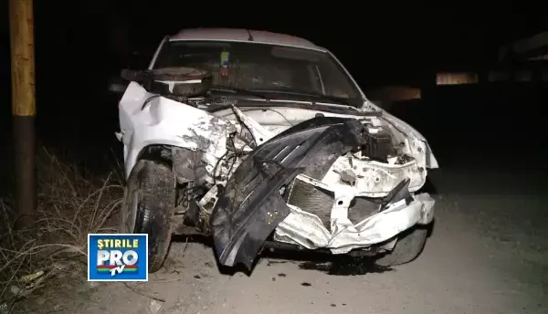 Bauta la volan, o femeie din Timis a fost surprinsa de un tren, la o trecere de cale ferata