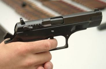 Conflict sangeros in Capitala. Un om fara adapost a fost impuscat de patronul unei case de schimb