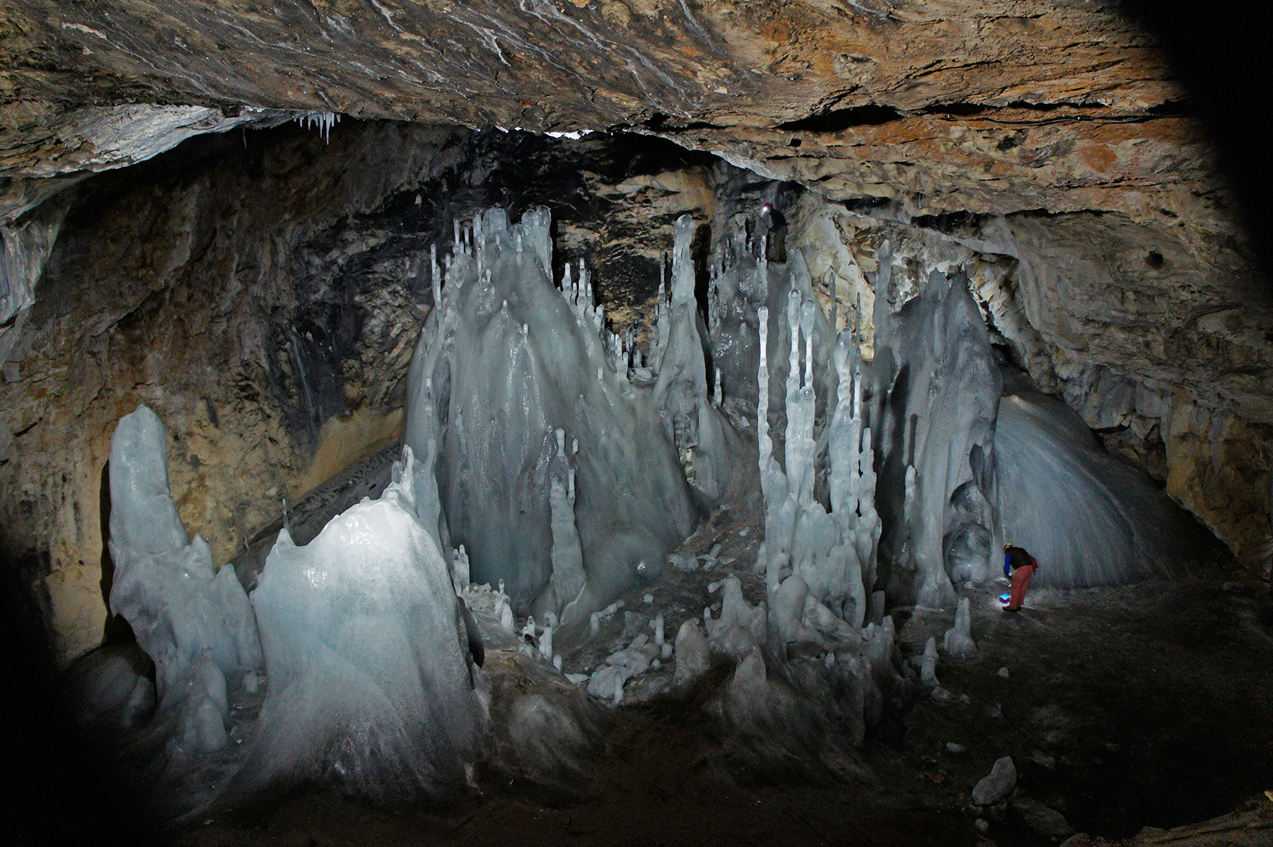 20 de cercetatori romani incearca sa dezlege un mister vechi de 5.000 de ani din Ghetarul Scarisoara