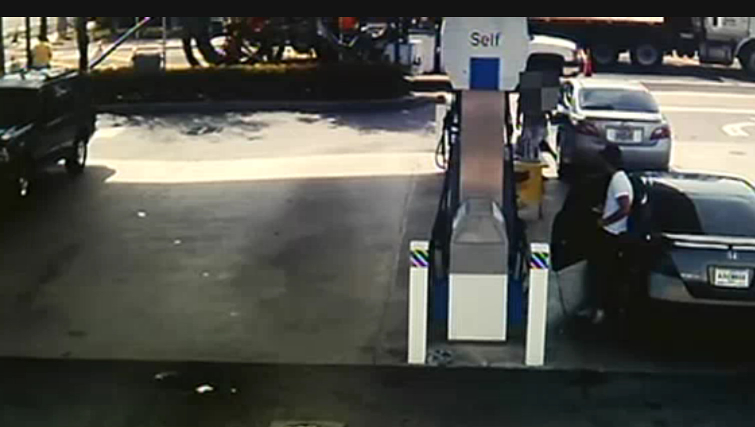 VIDEO. Incendiu la o benzinarie, provocat de o soferita care a vrut sa ajunga prima la pompa