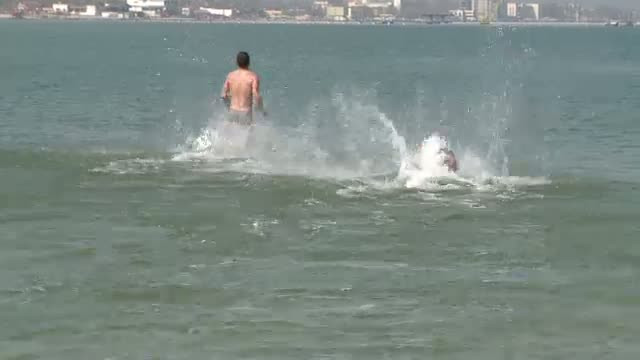 Nu le-a pasat ca plaja e murdara, iar apa rece. Romanii care au facut prima baie in mare din 2012