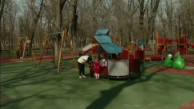 Parlamentarii vor sa incurajeze cuplurile sa aiba mai multi copii: le ofera bani in plus la salariu