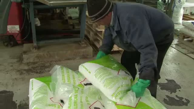 Iarna grea, dar din cer pentru cei care produc clorura de calciu. Cat au castigat din deszapezire