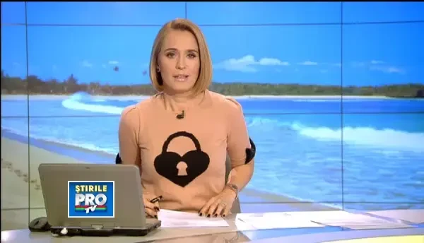 Nu le-a pasat ca plaja e murdara, iar apa rece. Romanii care au facut prima baie in mare din 2012