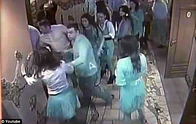 VIDEO. Party de 18 ani in Ucraina: pumni in cap, haos, mese rupte si femei batute ca in luptele K1