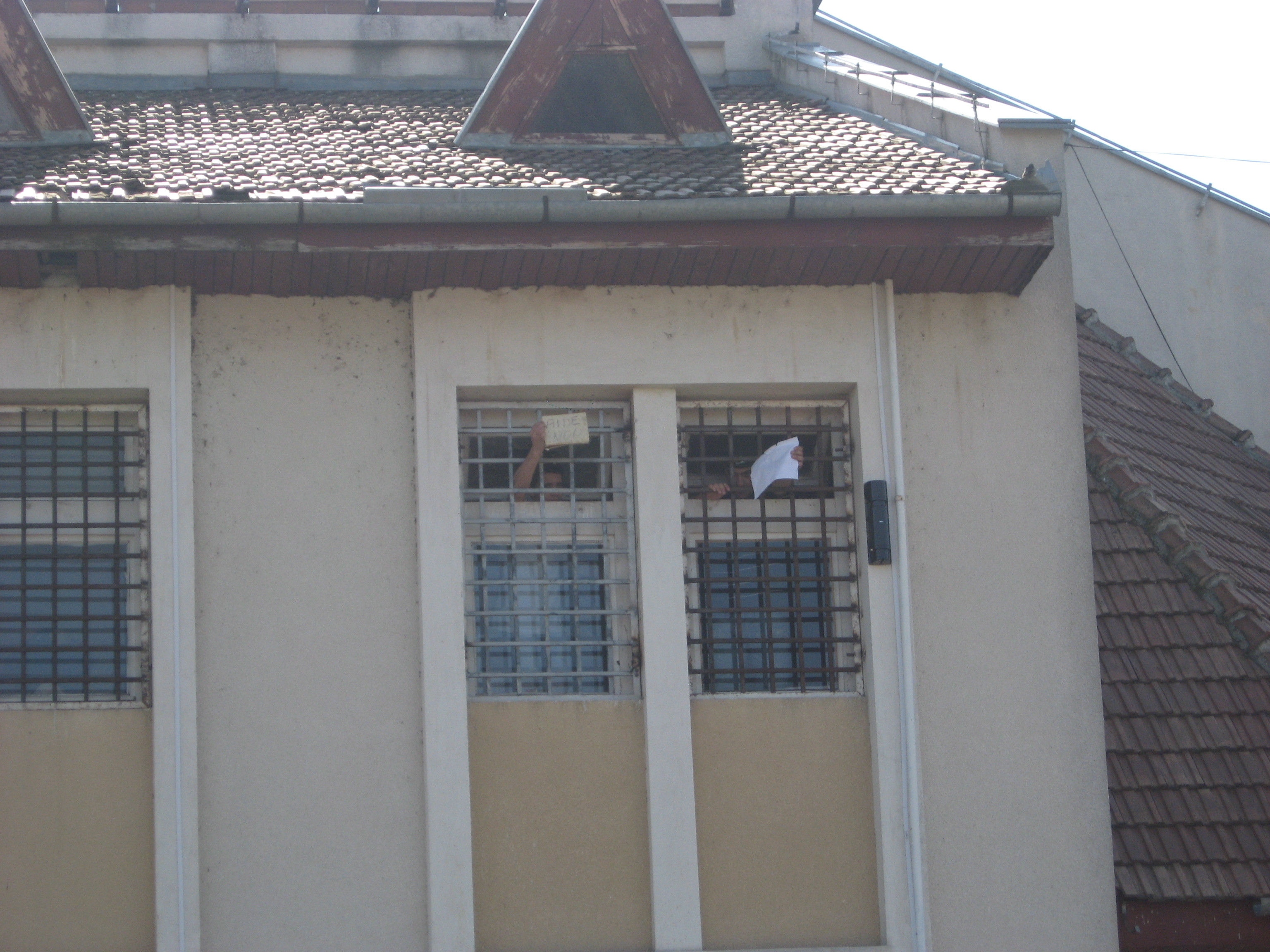 Migranti detinuti intr-un centru din Arad reclama incalcarea drepturilor si tratament violent