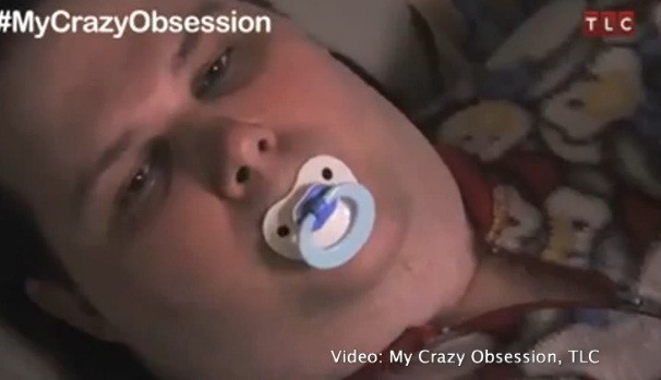 Barbatul de 31 de ani care traieste ca un bebelus. "Este modul meu de a face fata problemelor"