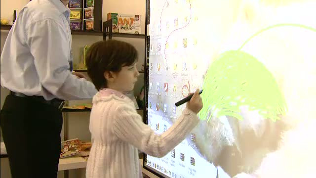 Tot mai multi elevi la scolile si liceele private. Ce spun parintii care platesc mii de euro pe an