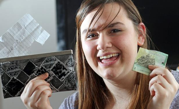 Cea mai mare surpriza a vietii. Ce a gasit o tanara in portofelul pierdut, dupa ce i-a fost inapoiat