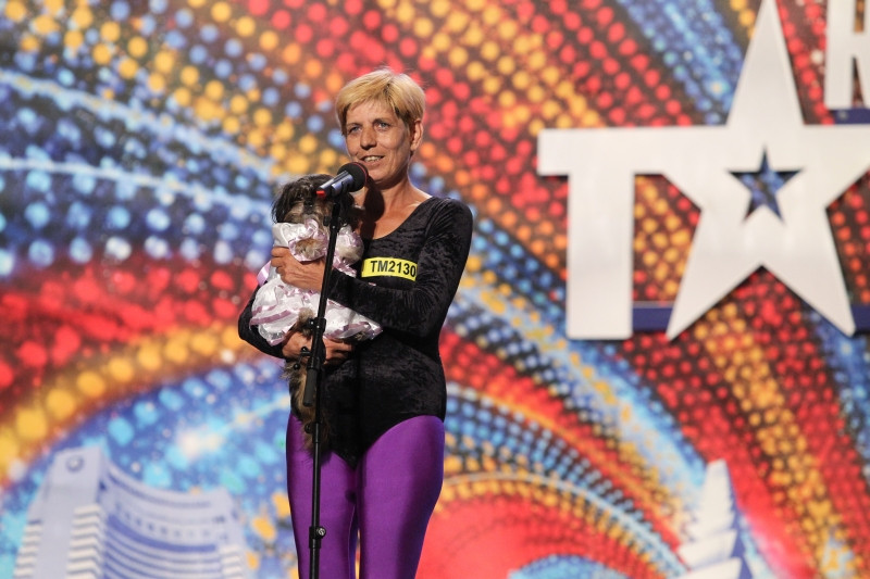 VIDEO. La 54 de ani, doamna Angela a uimit juriul cu dansurile ei. A ajutat-o si catelul