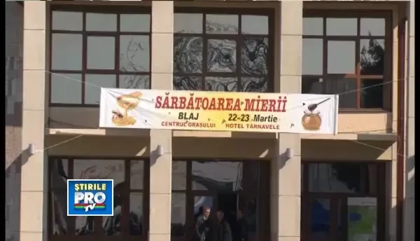 Apicultorii s-au reunit la Alba. Zeci de sortimente de miere au fost prezentate la cel mai mare targ