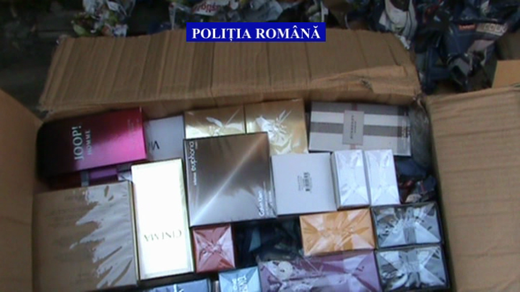 Perchezitii la cosmetice de lux.Peste 300 de sortimente de parfumuri au fost confiscate de politisti