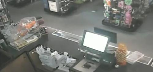 VIDEO. Fenomen inexplicabil intr-un magazin. Proprietarul crede ca a fost vizitat de o fantoma