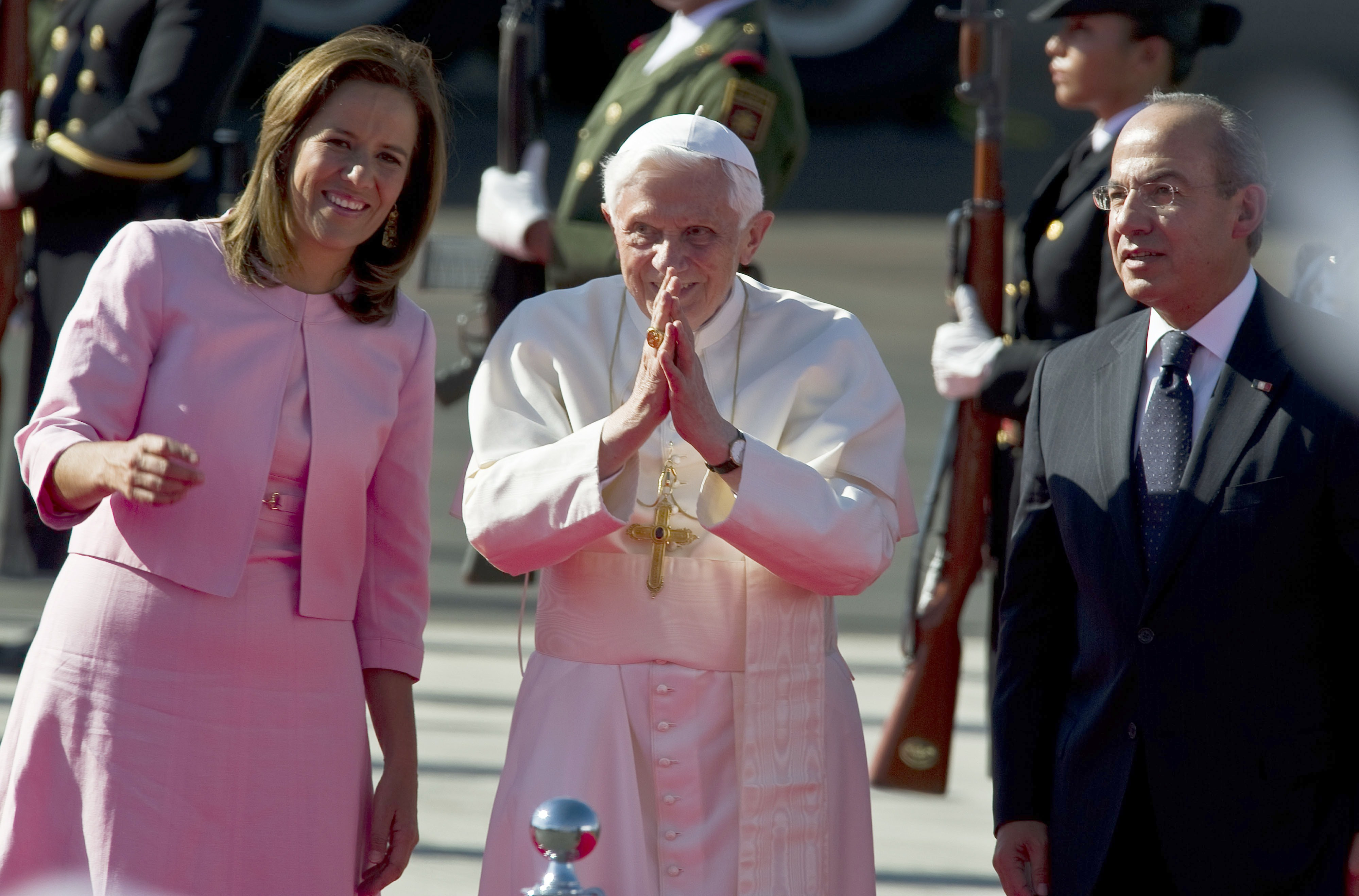 Papa da vina pe bani la prima sa vizita in tara celor 50.000 de victime ale razboiului drogurilor