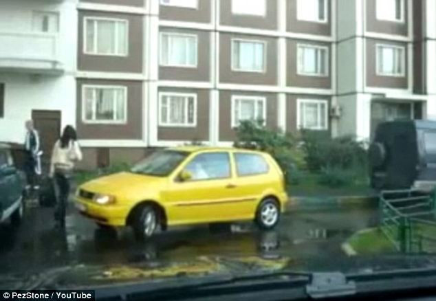 VIDEO. Nimeni nu stie ce incearca sa faca aceasta soferita, dar toata lumea rade in hohote