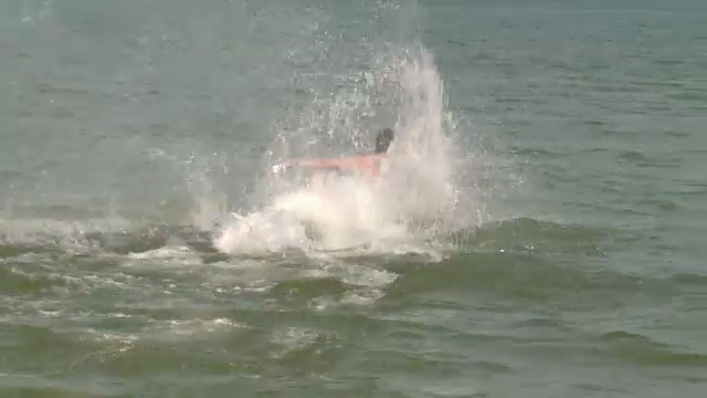 La munte s-a schiat in tricou, iar la mare curajosii au testat sa vada cat de calda e apa in martie