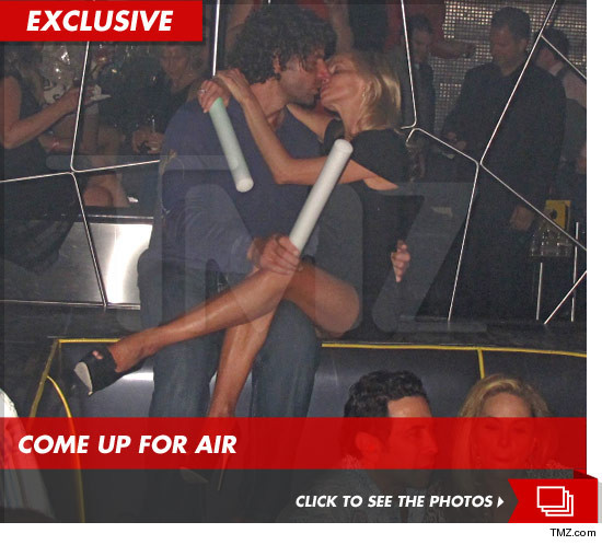 VIDEO. Recent divortata, o vedeta isi face de cap prin cluburi, cu iubitul mult mai tanar