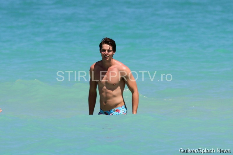 Bogat, dar fara fite. Fiului lui Arnold Schwarzenegger sta intr-o camera banala de camin in campus