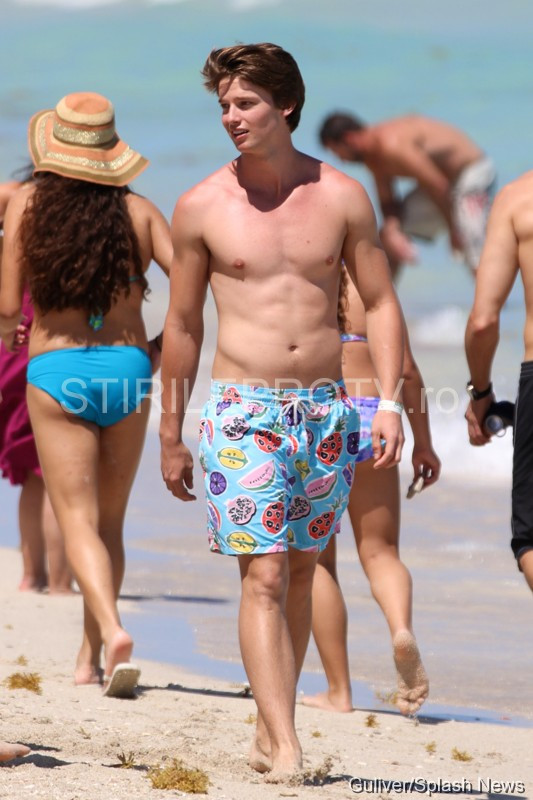 Miley Cyrus a fost surprinsa sarutandu-se in public cu fiul unuia dintre cei mai cunoscuti actori din toate timpurile