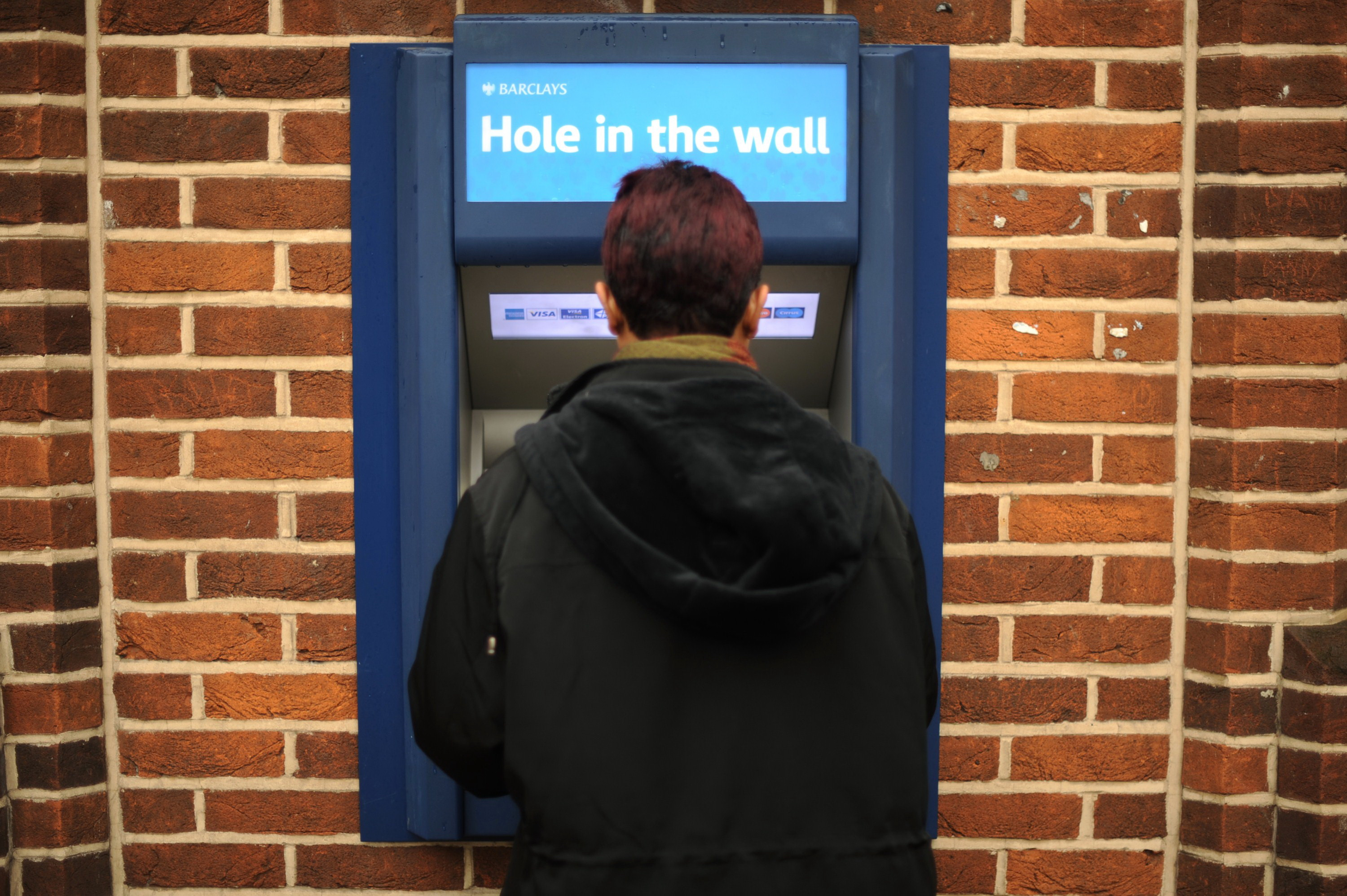 Politia britanica: 90% din furturile de la bancomate sunt facute de romani, majoritatea din Bacau