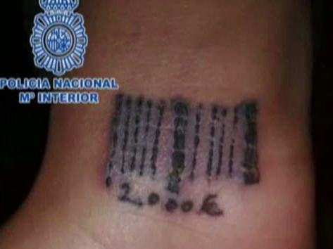 Femeile, doar o marfa pentru un "peste" roman din Spania. Le tatua un cod de bare si suma "datorata"
