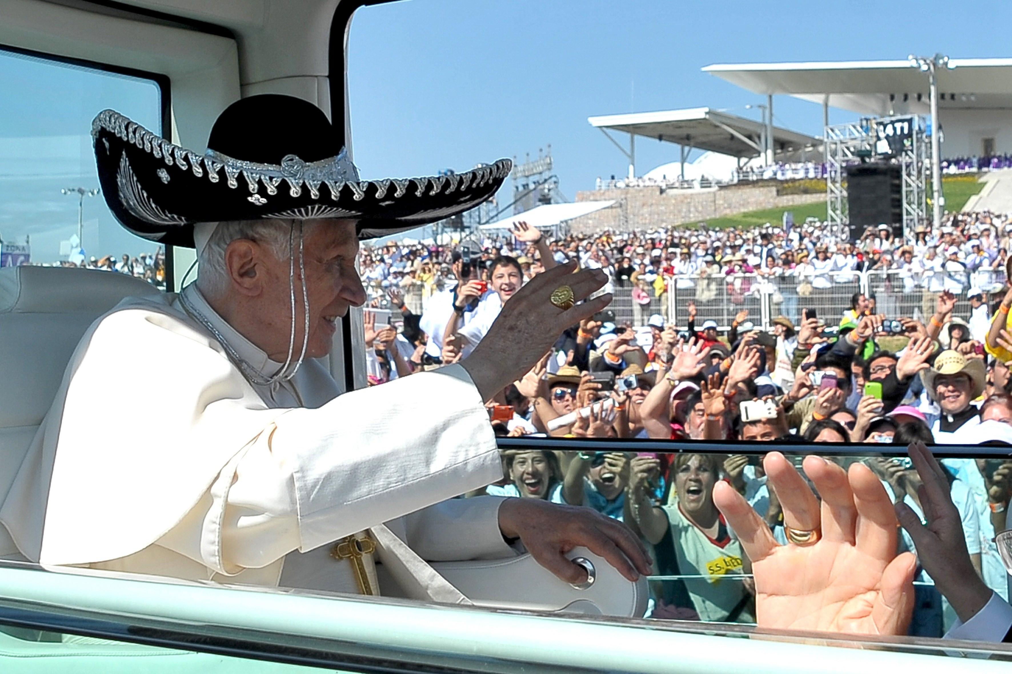 Imaginea zilei: Papa Benedict al XVI-lea a purtat sombrero la o plimbare cu papamobilul prin Mexic