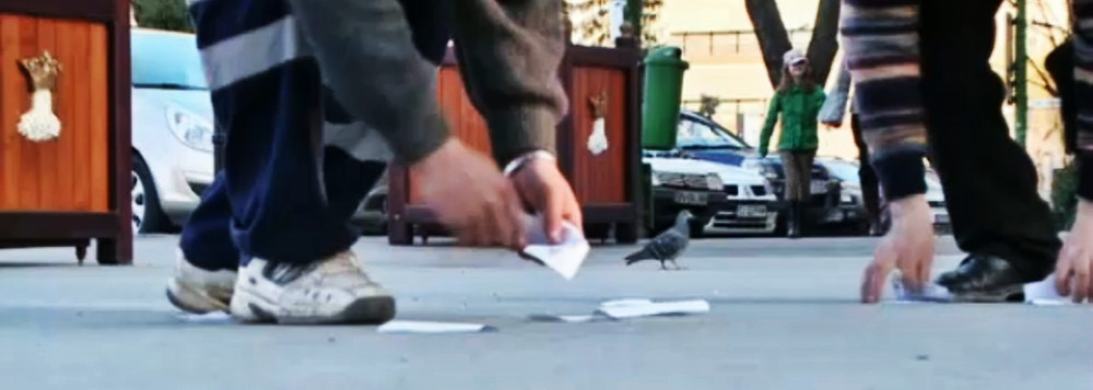 Ploaie cu bani pe o strada din Brasov. Trecatorii i-au adunat si s-au "evaporat"