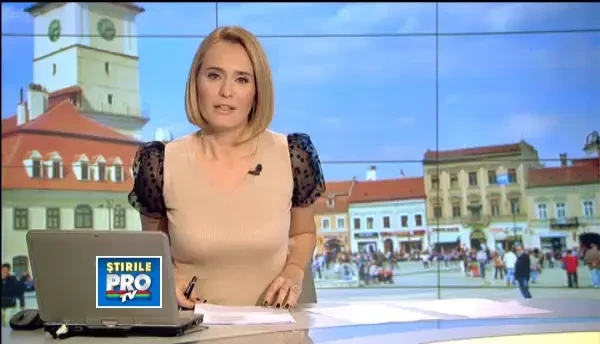 Ploaie cu bani pe o strada din Brasov. Trecatorii i-au adunat si s-au