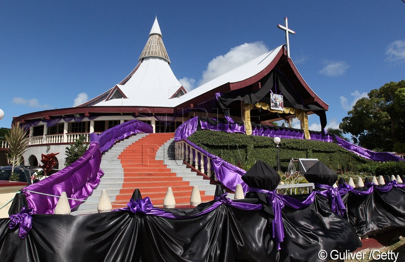 IMAGINILE ZILEI. Regele care a ajuns in Rai, dus pana acolo de 1.000 de supusi, pe un pat de 5 tone