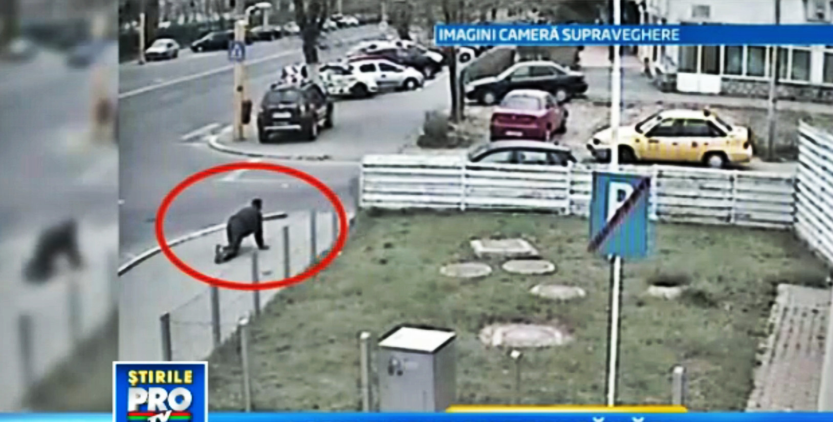 Un barbat a lovit o masina in timp ce mergea "de-a busilea" cu 1,6 metri/minut. VIDEO