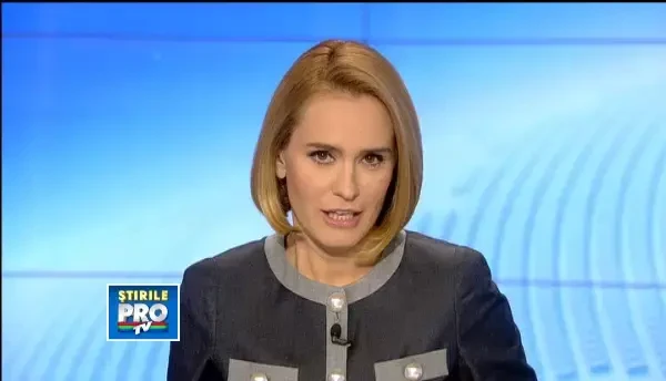 Un barbat a lovit o masina in timp ce mergea