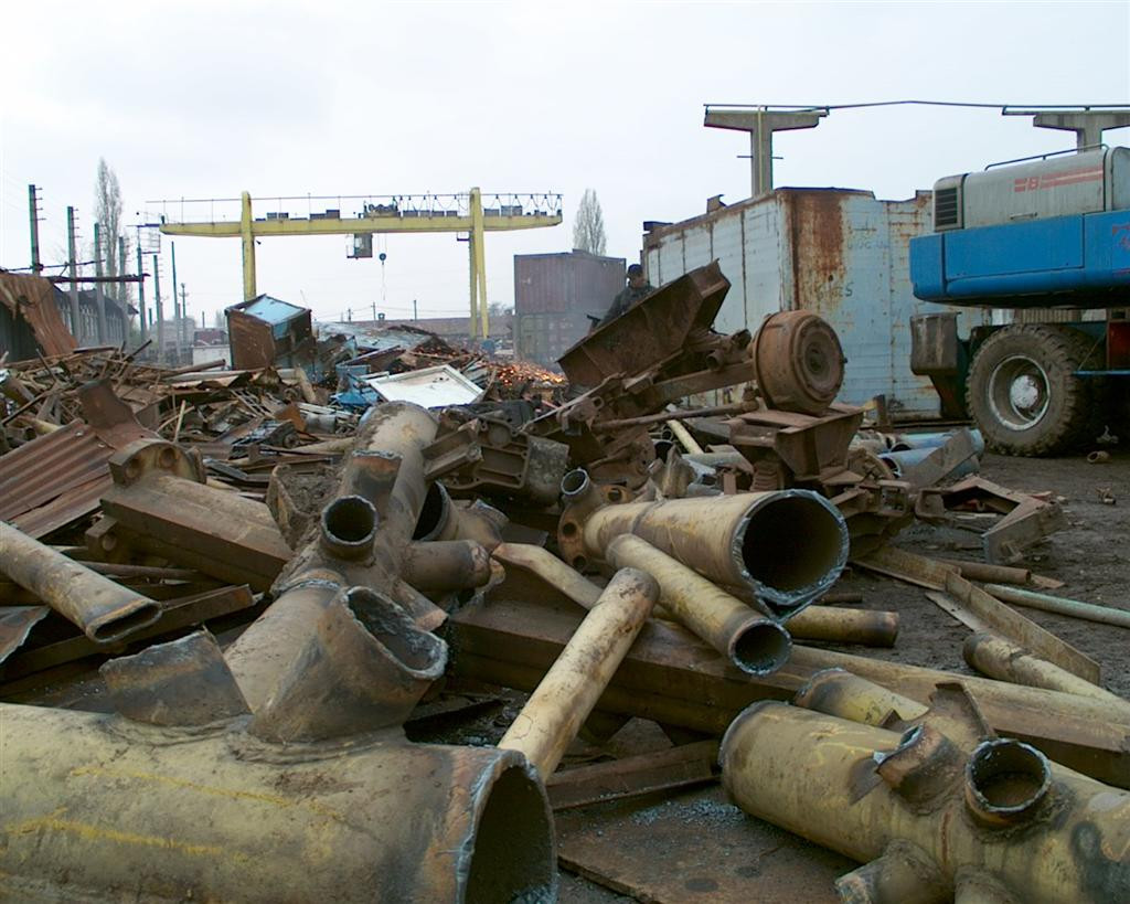 Perchezitii la oamenii de afaceri din Hunedoara, suspectati de evaziune fiscala cu fier vechi