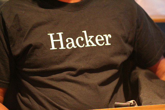 Hackerii de la Anonymus Romania au fost prinsi de DIICOT, sub acuzatia de "terorism cibernetic"