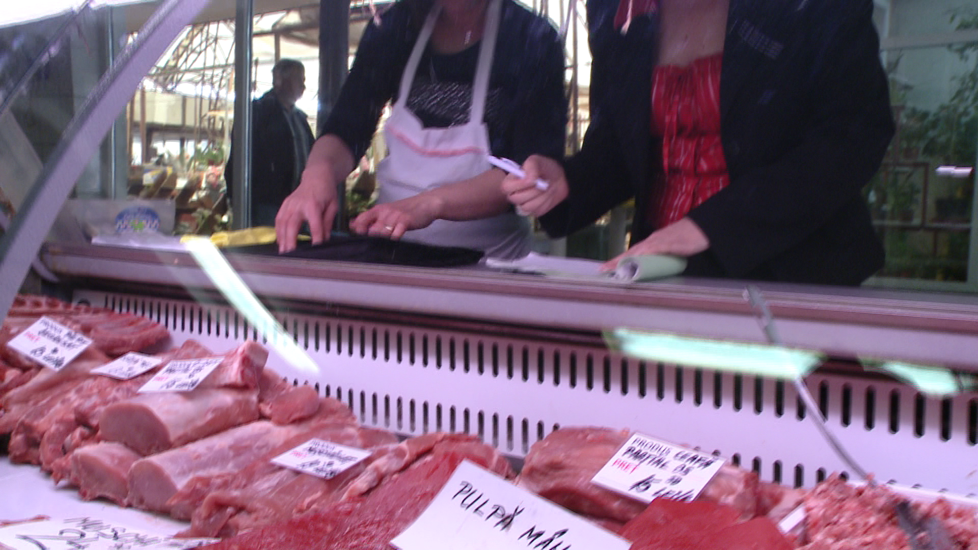 Carne expirata de o saptamana scoasa la vanzare intr-o piata din centrul Timisoarei