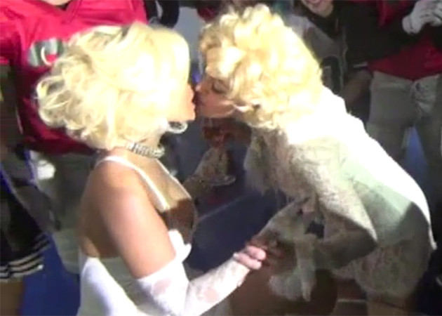 Ele doua s-au sarutat pe buze! Cadoul Madonnei pentru Niki Minaj! VIDEO