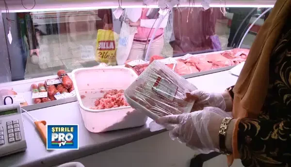 Carne expirata de o saptamana scoasa la vanzare intr-o piata din centrul Timisoarei