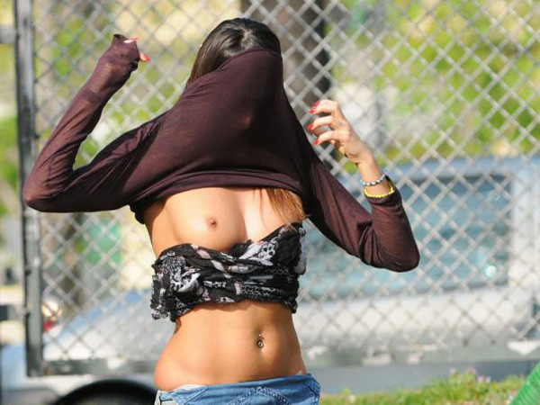 Scenele la care viseaza toti barbatii. O actrita sexy ramane topless in parc. Galerie FOTO