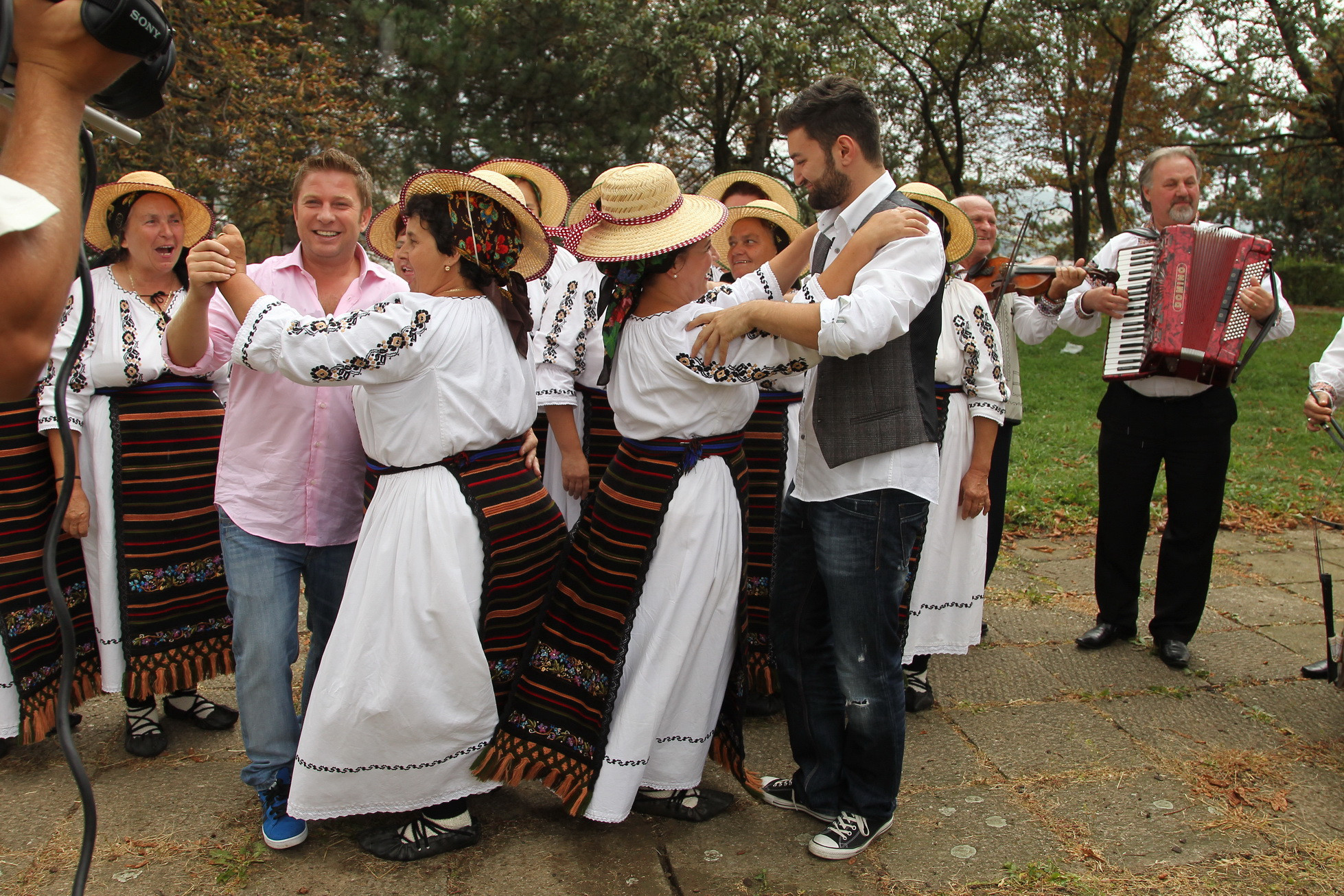 60 de romani au pasaport cu 3 de DA spre semifinalele de la "Romanii au talent". VIDEO