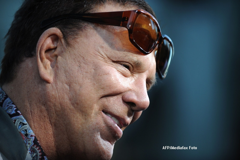 Mickey Rourke adopta un catel maidanez din Romania