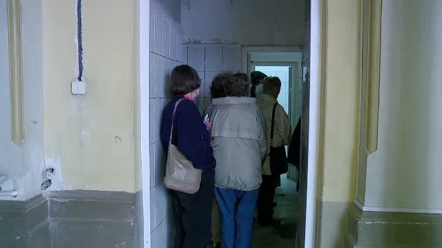 Romanul, mereu ospitalier. Cum ii intampinam pe straini: cozi la toalete, gropi, cladiri in ruina