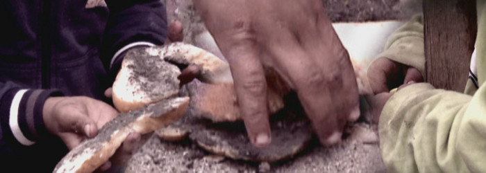 Imaginea saraciei extreme, la Arad. Foamea i-a impins pe 5 frati sa manance noroi pe paine