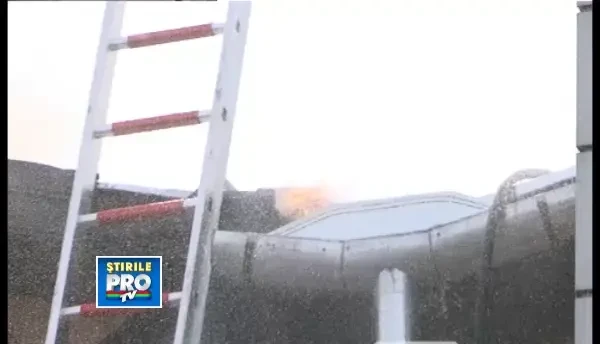 O fabrica din Baia Mare, mistuita de flacari