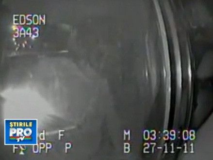 VIDEO.Un sofer beat, vedeta pe YouTube.A interpretat impecabil o melodie celebra, in masina politiei