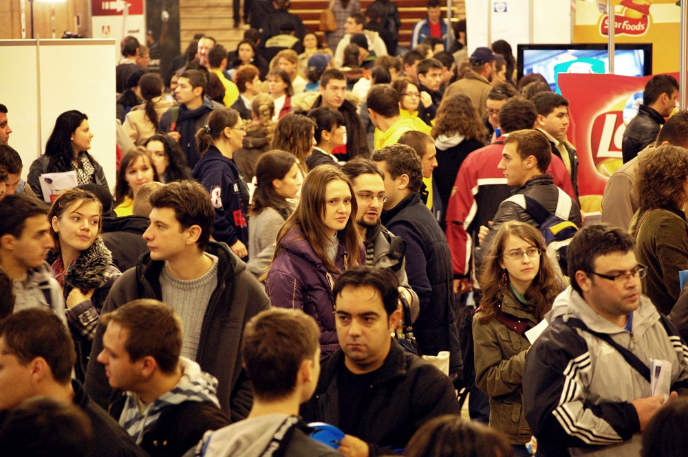 3000 de oferte de angajare. Companiile sunt darnice: salarii mari, telefon, masina si laptop