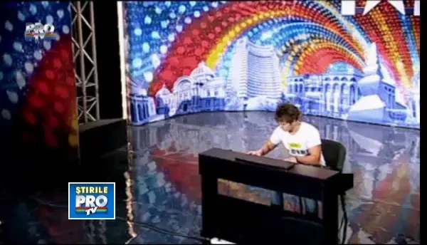 Cosmin Mihalache, compozitor la 18 ani. Cu pianul sau a smuls lacrimi si aplauze in toata Romania