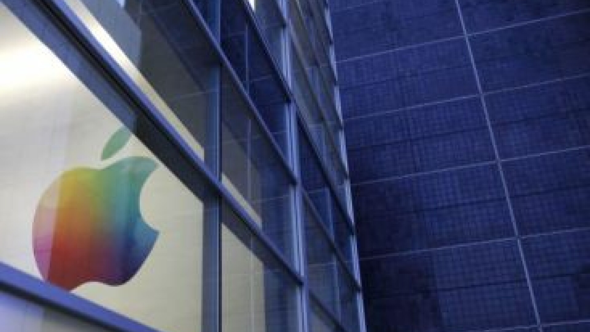 Pe 1 aprilie '76, Jobs infiinta Apple. Si nu s-a pacalit. Reclamele cu care a facut milioane. VIDEO