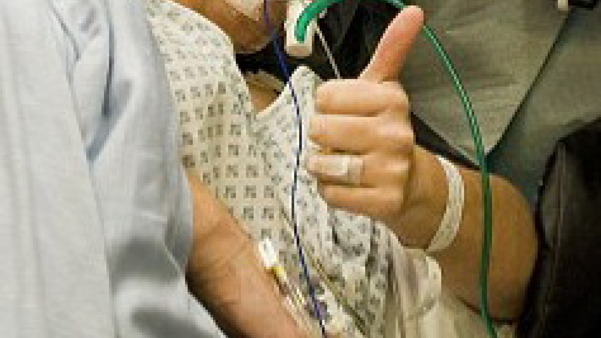 "E OK". Un gest simplu, in circumstante incredibile. Femeia era operata pe creier