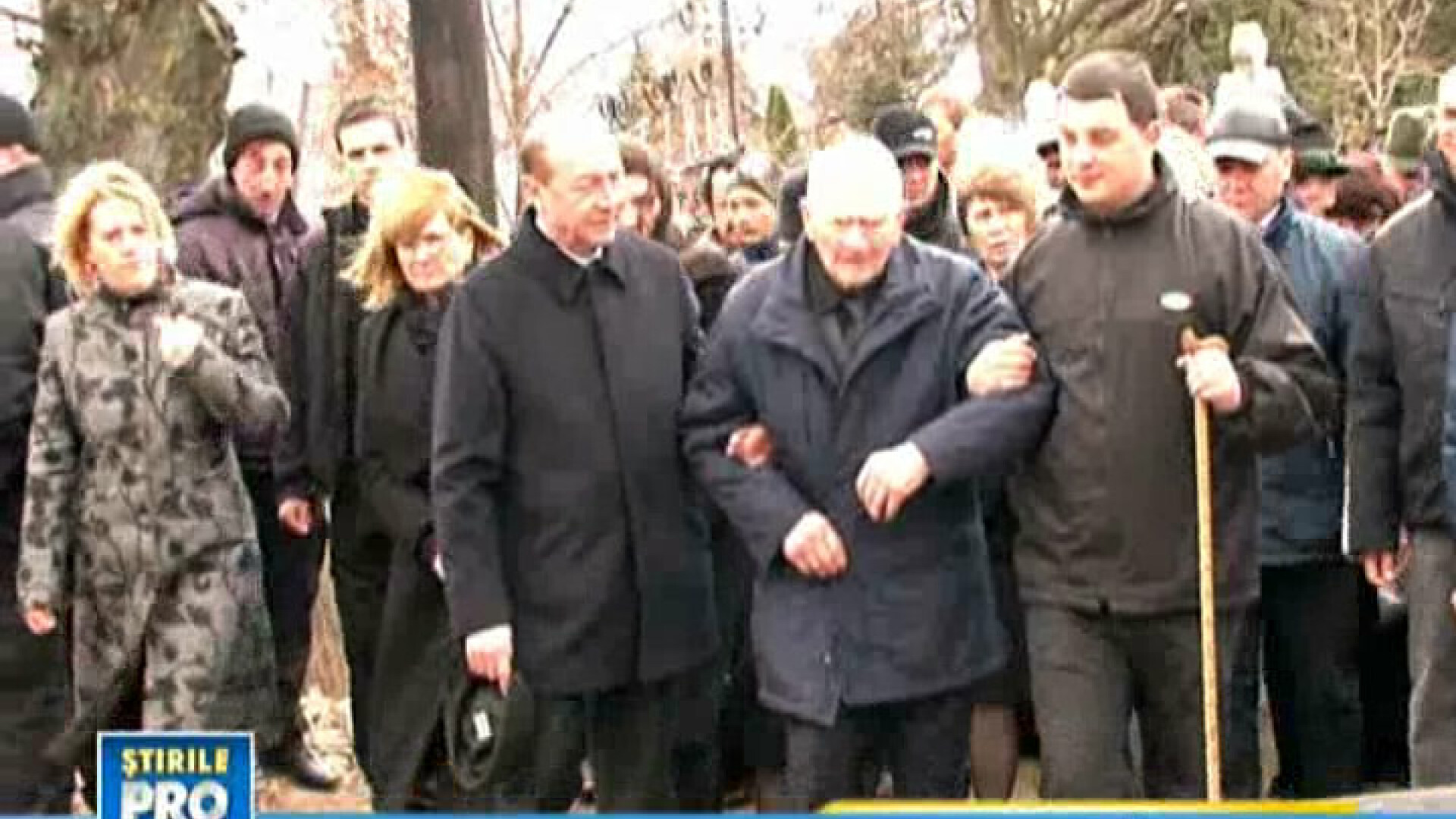 Soacra presedintelui Basescu, condusa pe ultimul drum. 1.000 de oameni au participat la funeralii