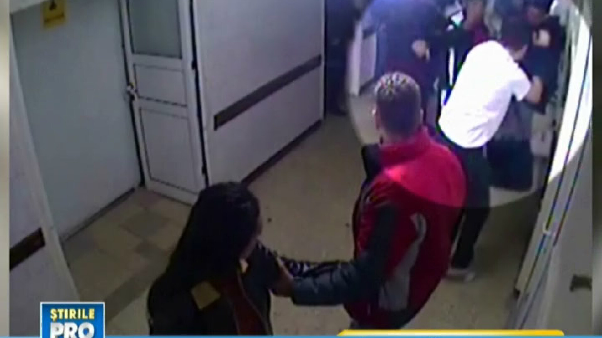 IMAGINI CAMERA DE SUPRAVEGHERE. Medic batut in spital, dupa ce i-a rugat pe vizitatori sa nu fumeze